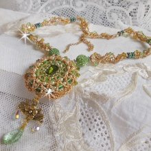 Collar Garden Party bordado con un cristal de Bohemia verde, cuentas de Swarovski y cuentas de rocalla Miyuki